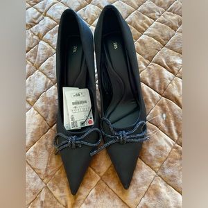 EMBELLISHED BOW HEELED
SHOES